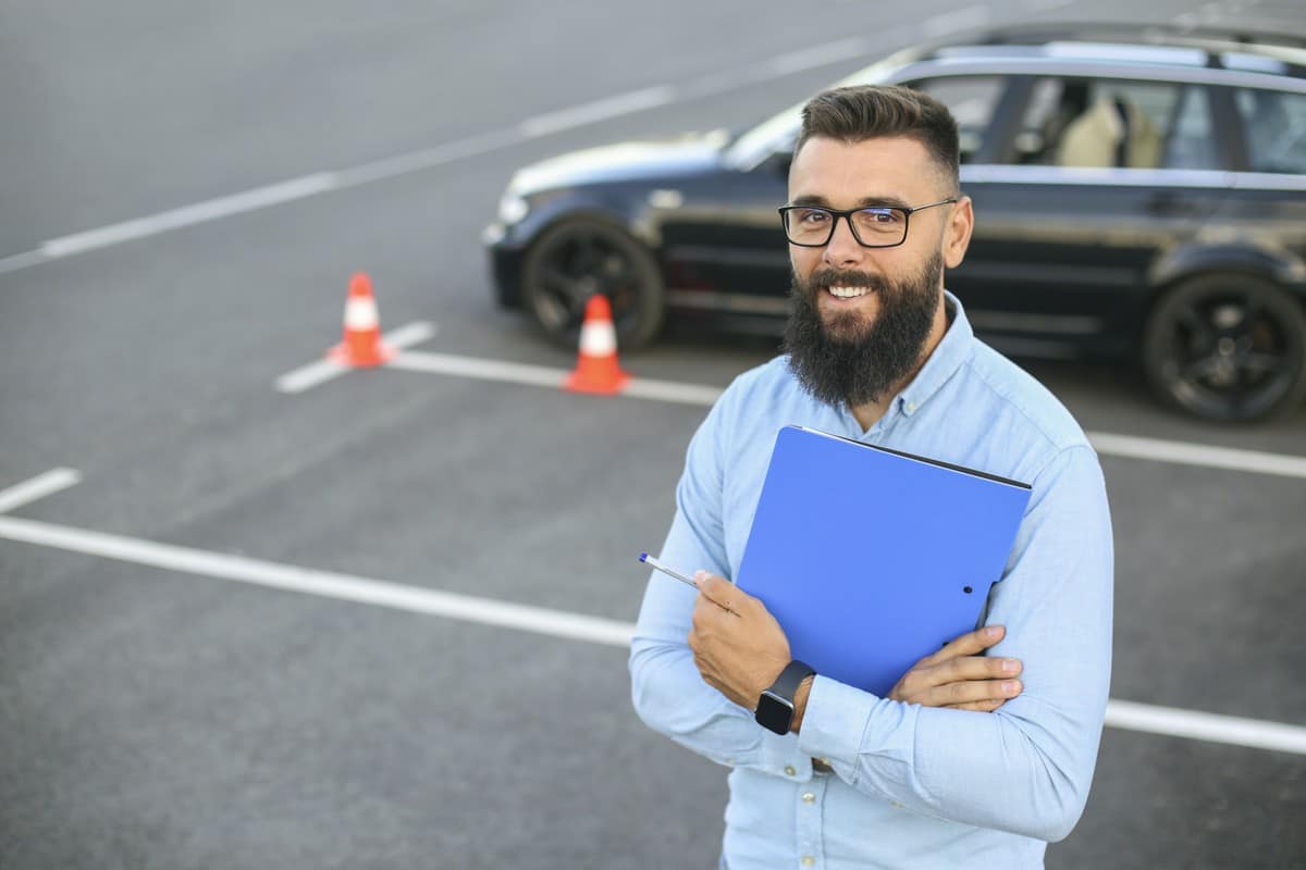 instruktor nauki jazdy obok samochodu